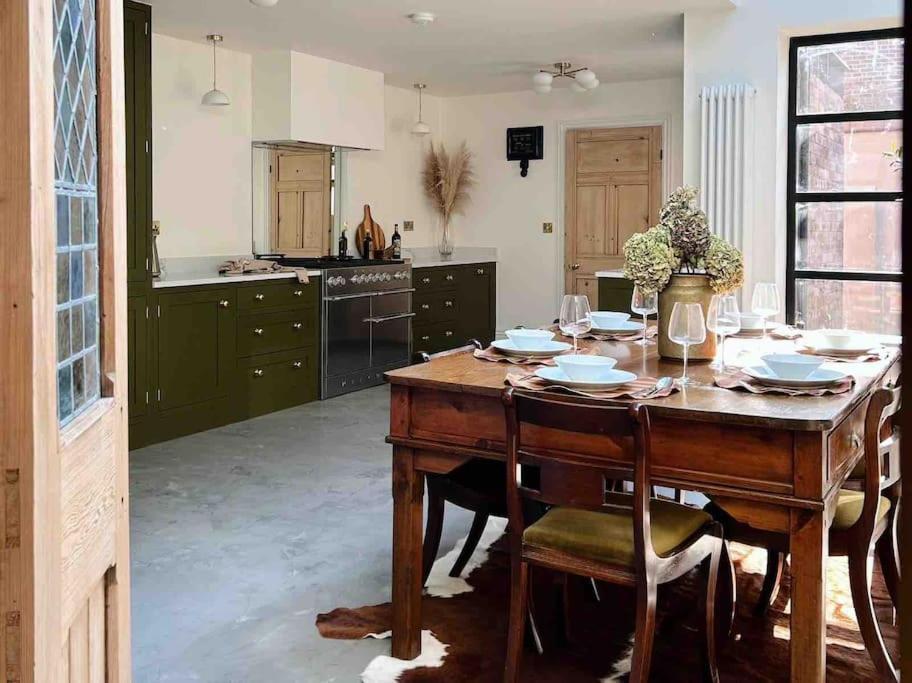 Luxury City Centre Townhouse - Sleeps 6 Chester Extérieur photo